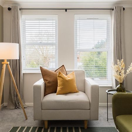 Modern 2-Bedroom Apartments With Free Parking In Лимингтон Экстерьер фото