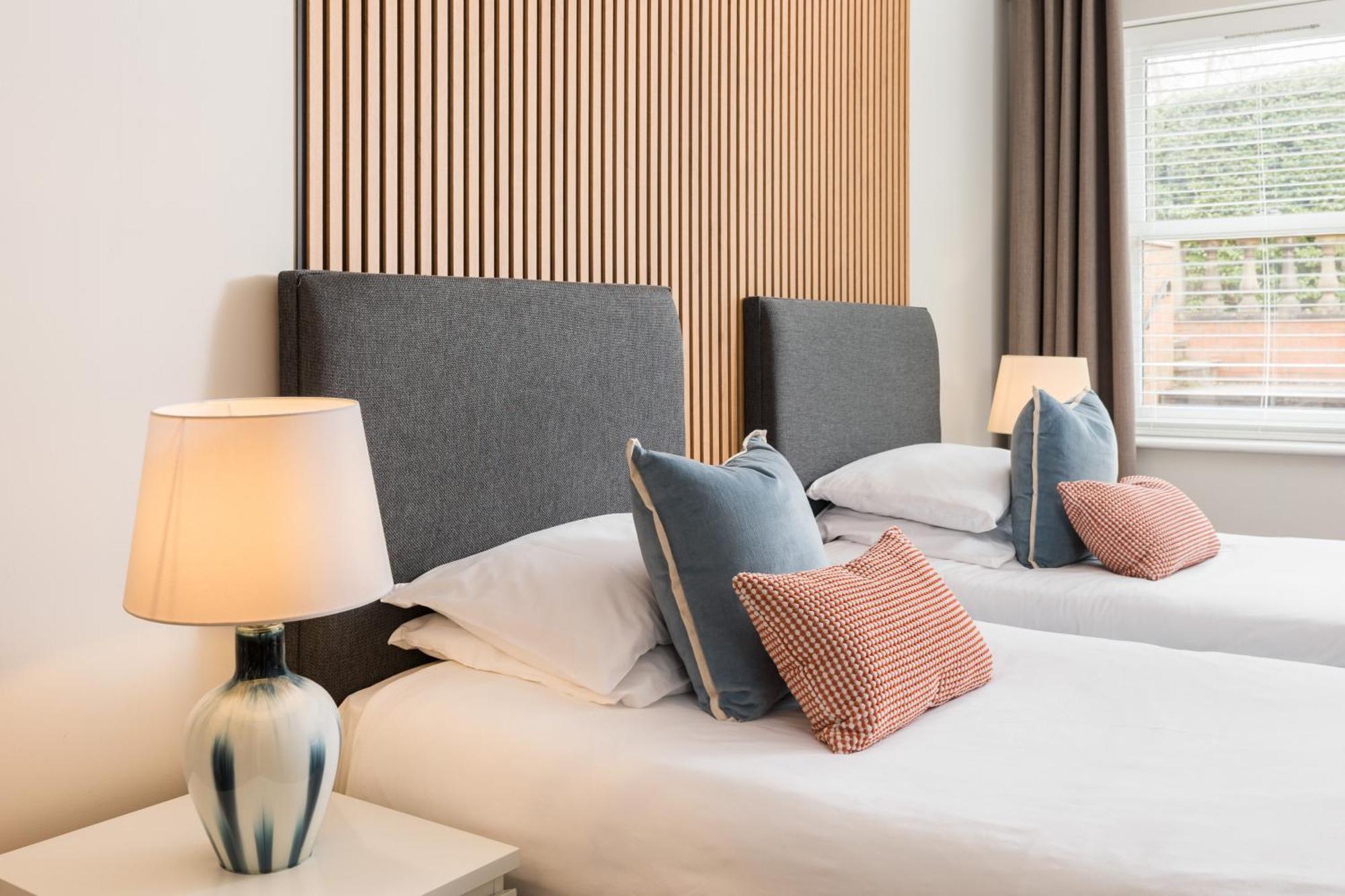 Modern 2-Bedroom Apartments With Free Parking In Лимингтон Экстерьер фото