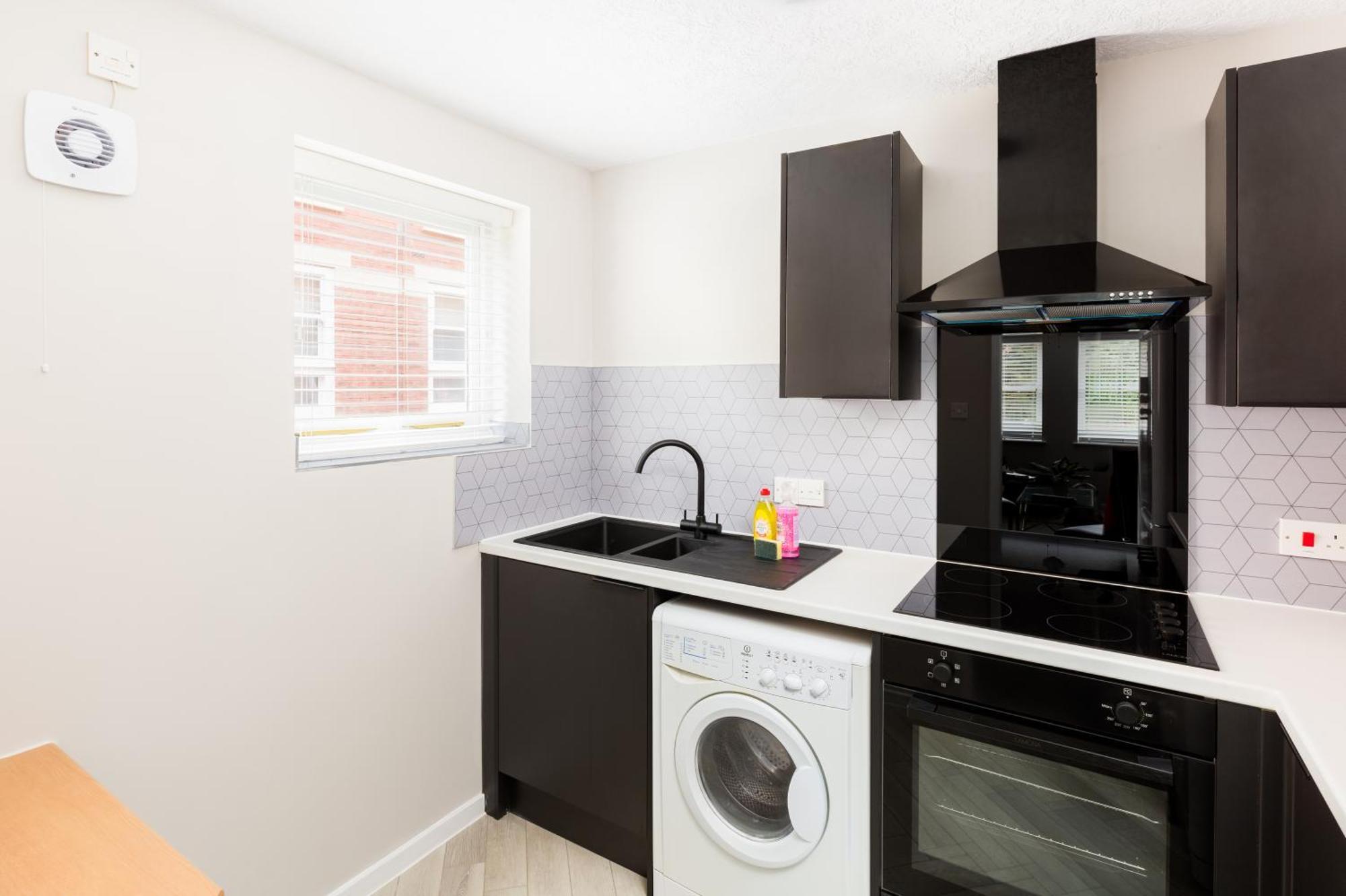 Modern 2-Bedroom Apartments With Free Parking In Лимингтон Экстерьер фото