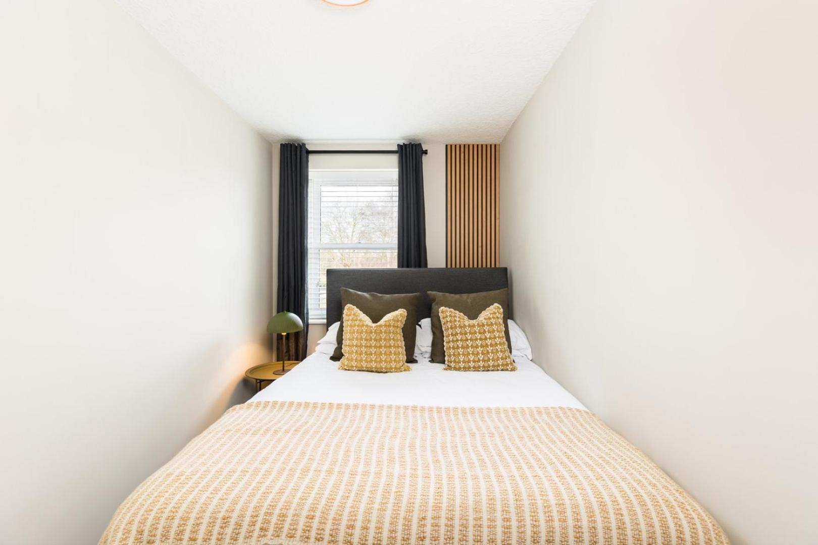 Modern 2-Bedroom Apartments With Free Parking In Лимингтон Экстерьер фото