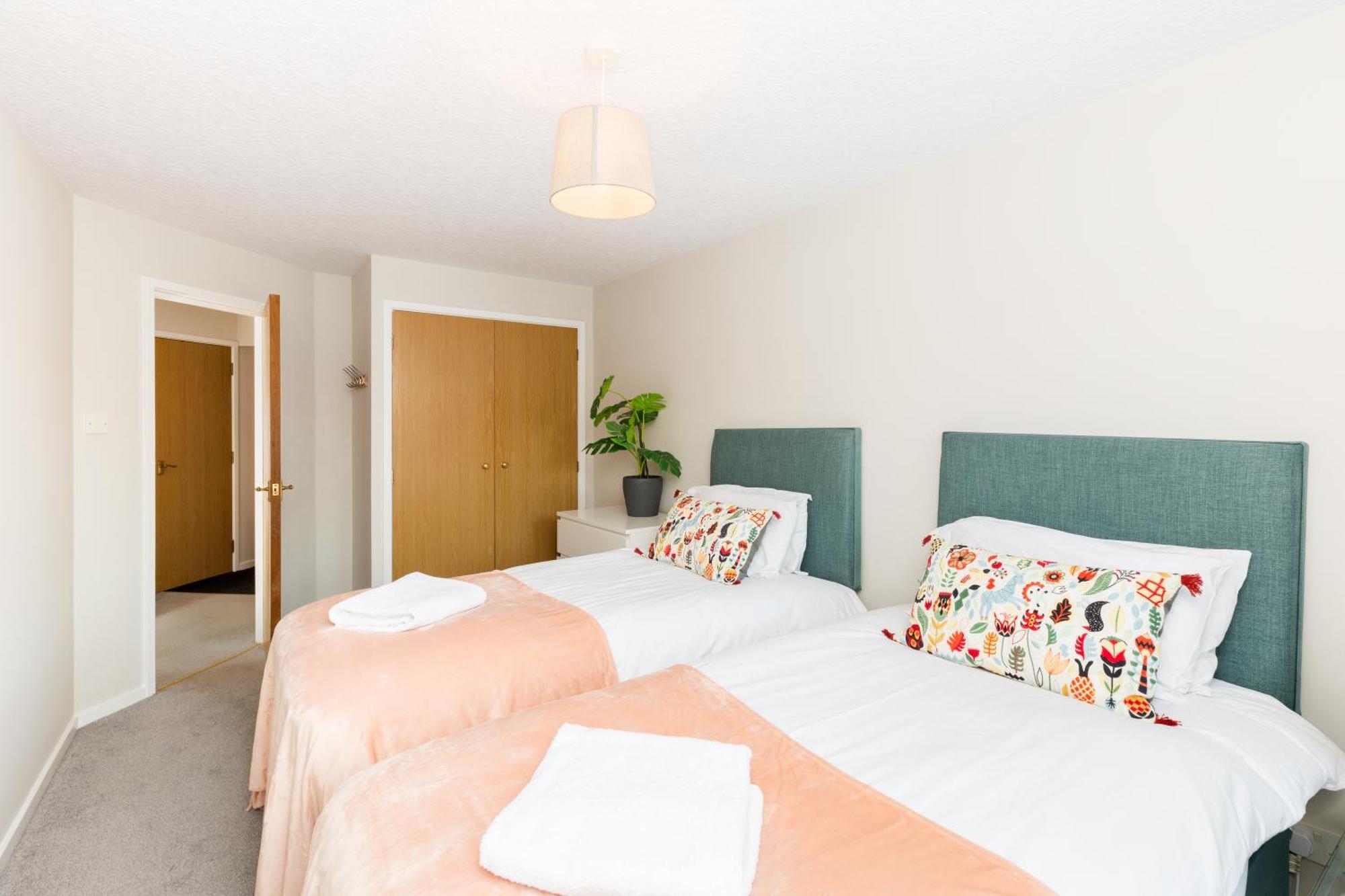 Modern 2-Bedroom Apartments With Free Parking In Лимингтон Экстерьер фото