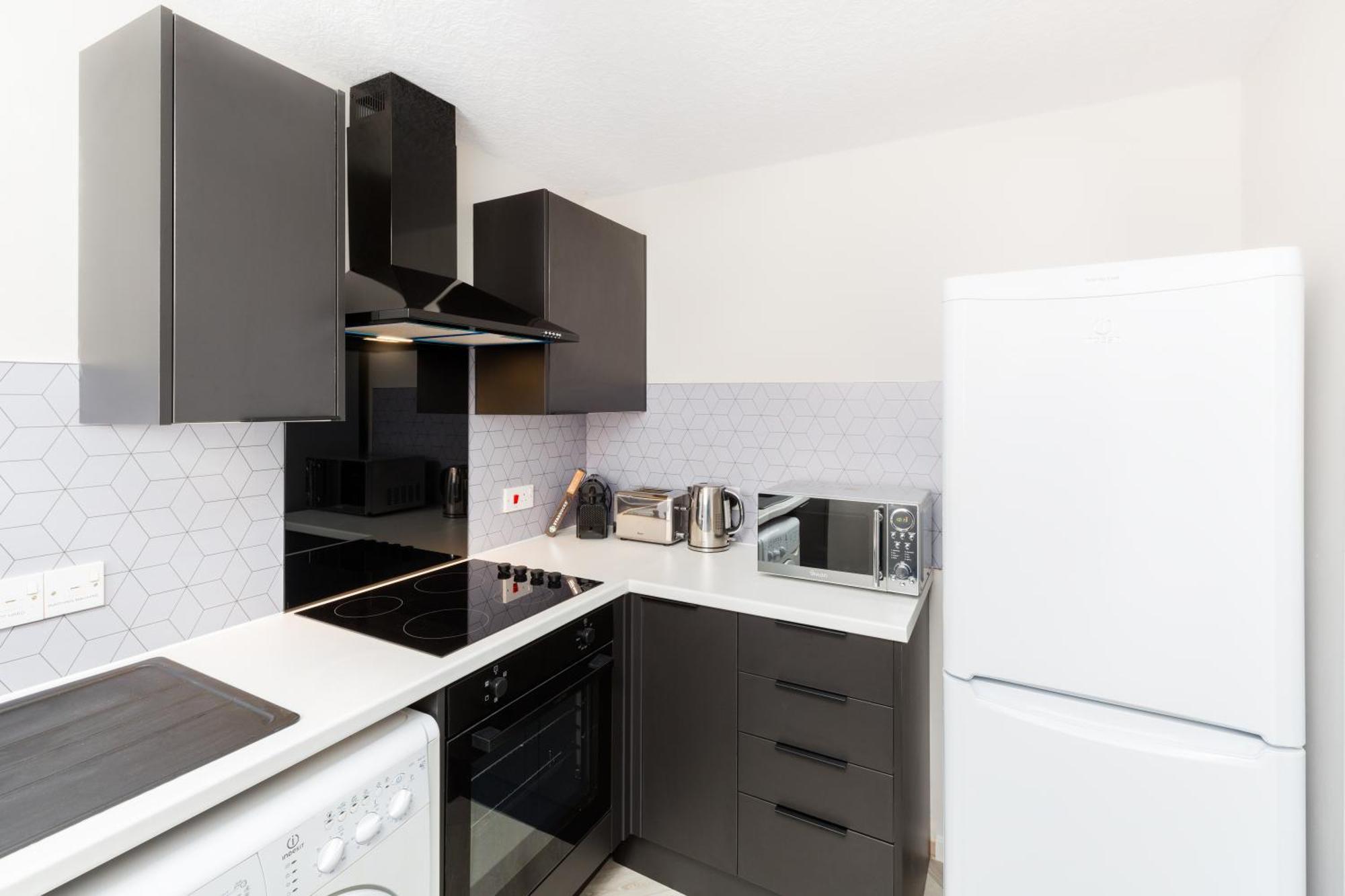 Modern 2-Bedroom Apartments With Free Parking In Лимингтон Экстерьер фото