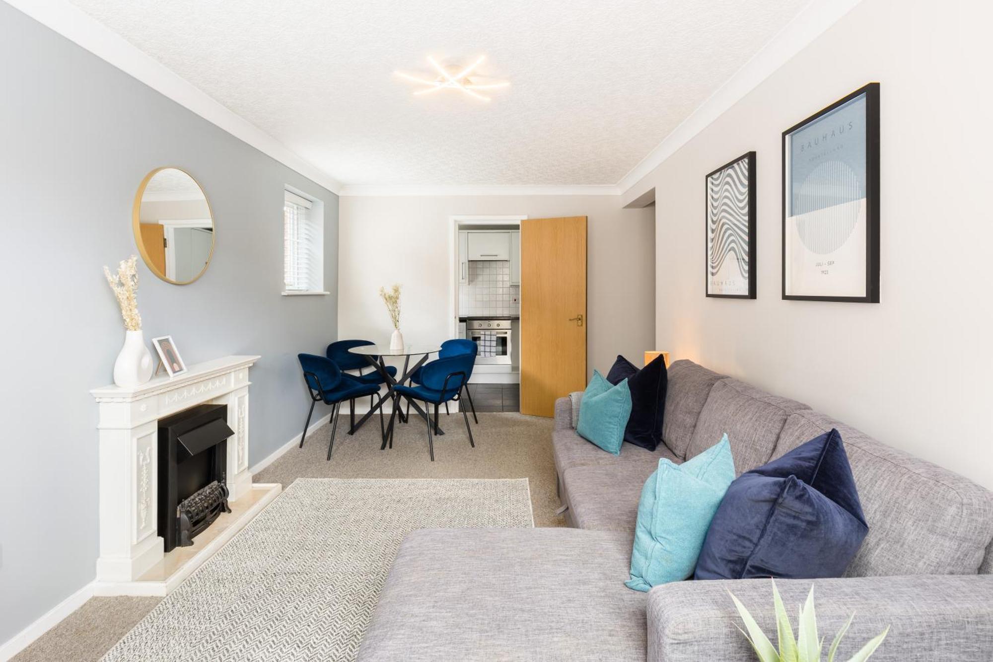 Modern 2-Bedroom Apartments With Free Parking In Лимингтон Экстерьер фото