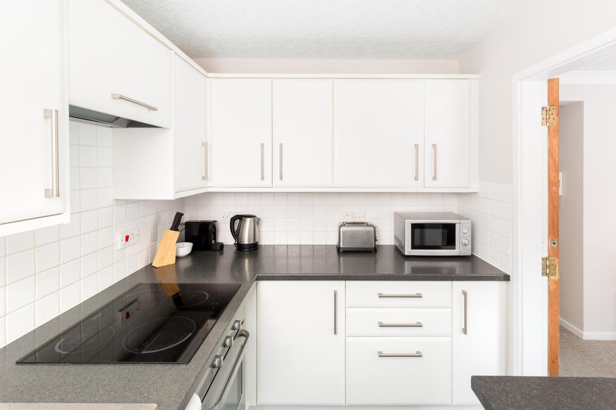 Modern 2-Bedroom Apartments With Free Parking In Лимингтон Экстерьер фото