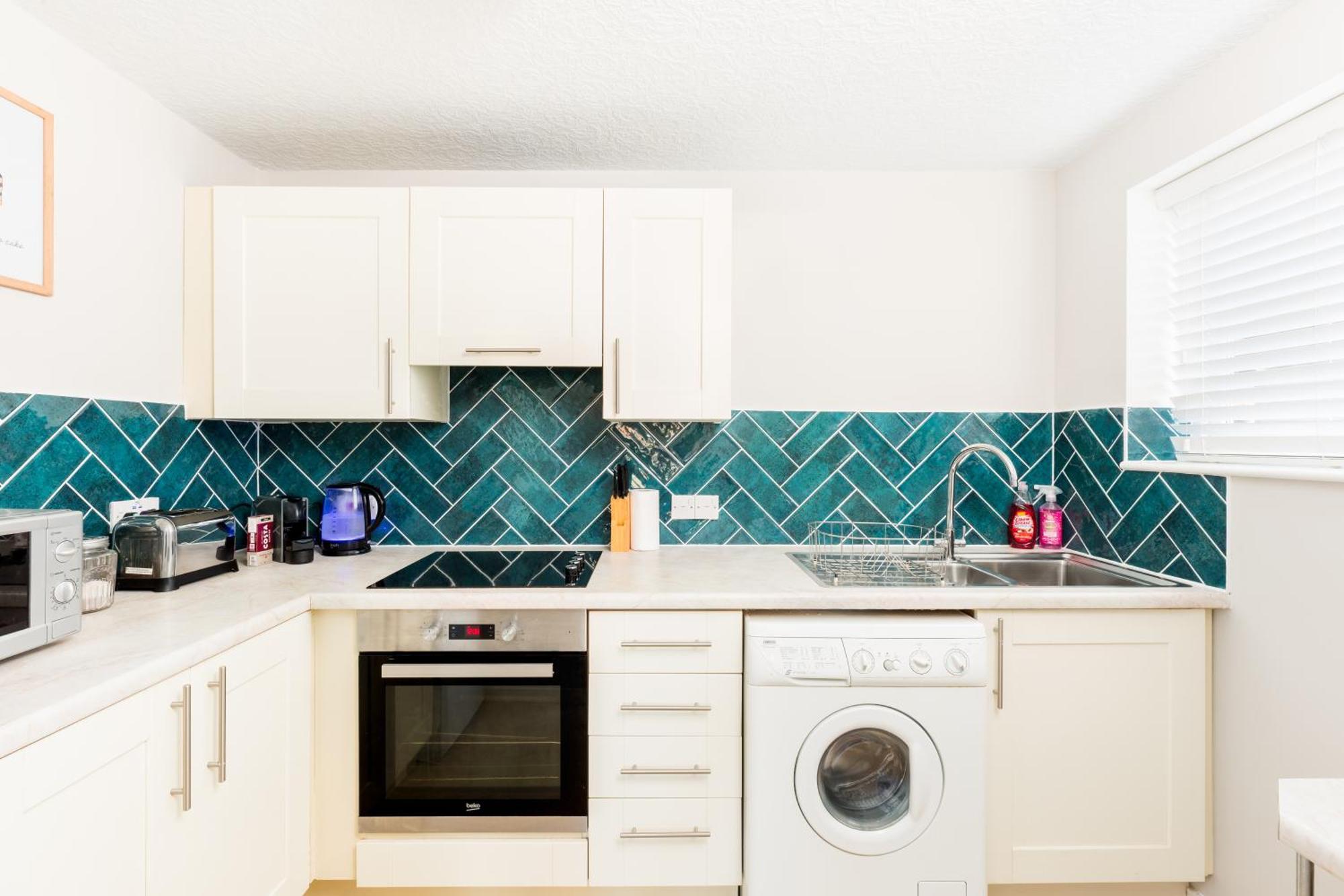 Modern 2-Bedroom Apartments With Free Parking In Лимингтон Экстерьер фото