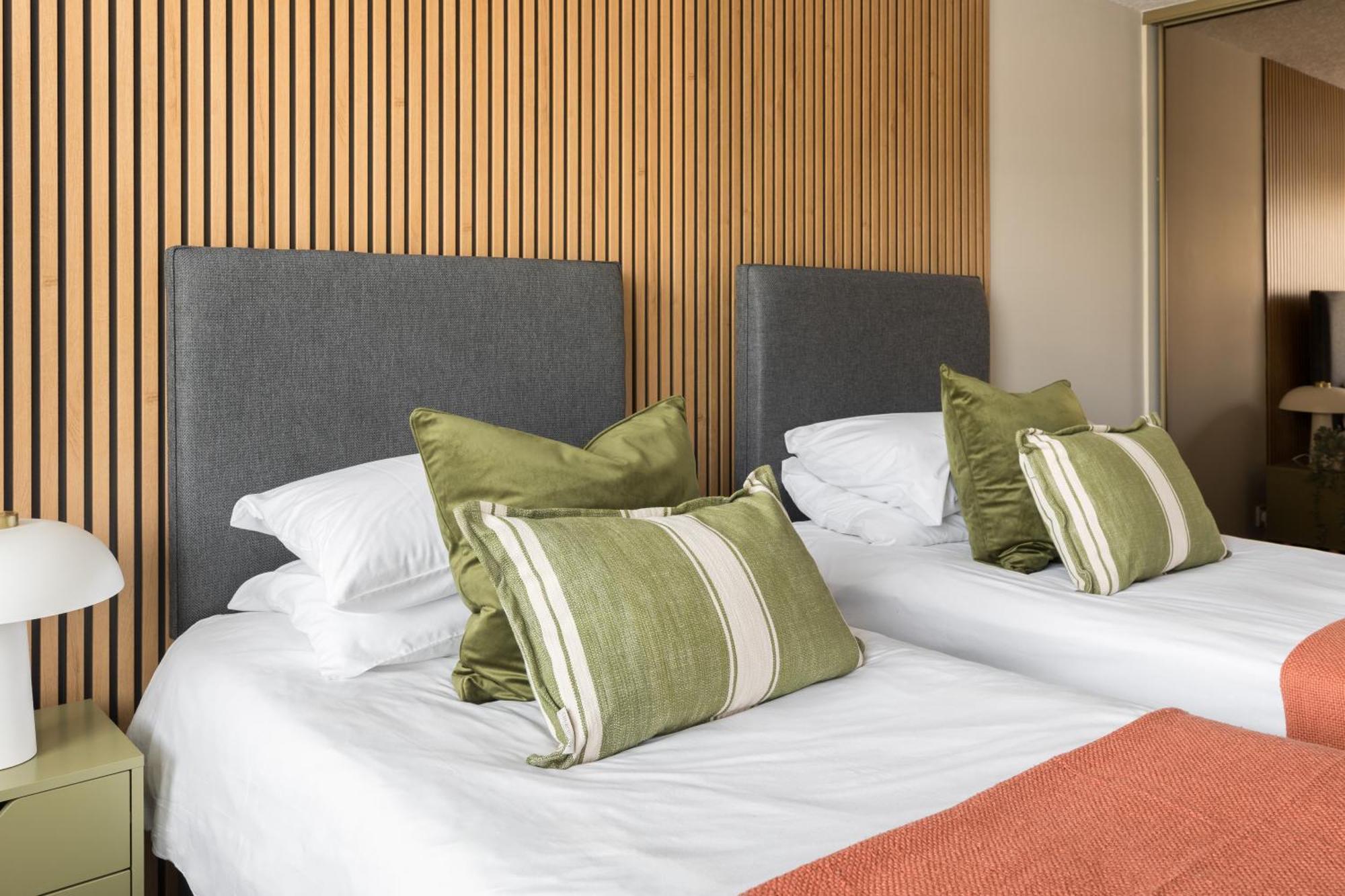 Modern 2-Bedroom Apartments With Free Parking In Лимингтон Экстерьер фото