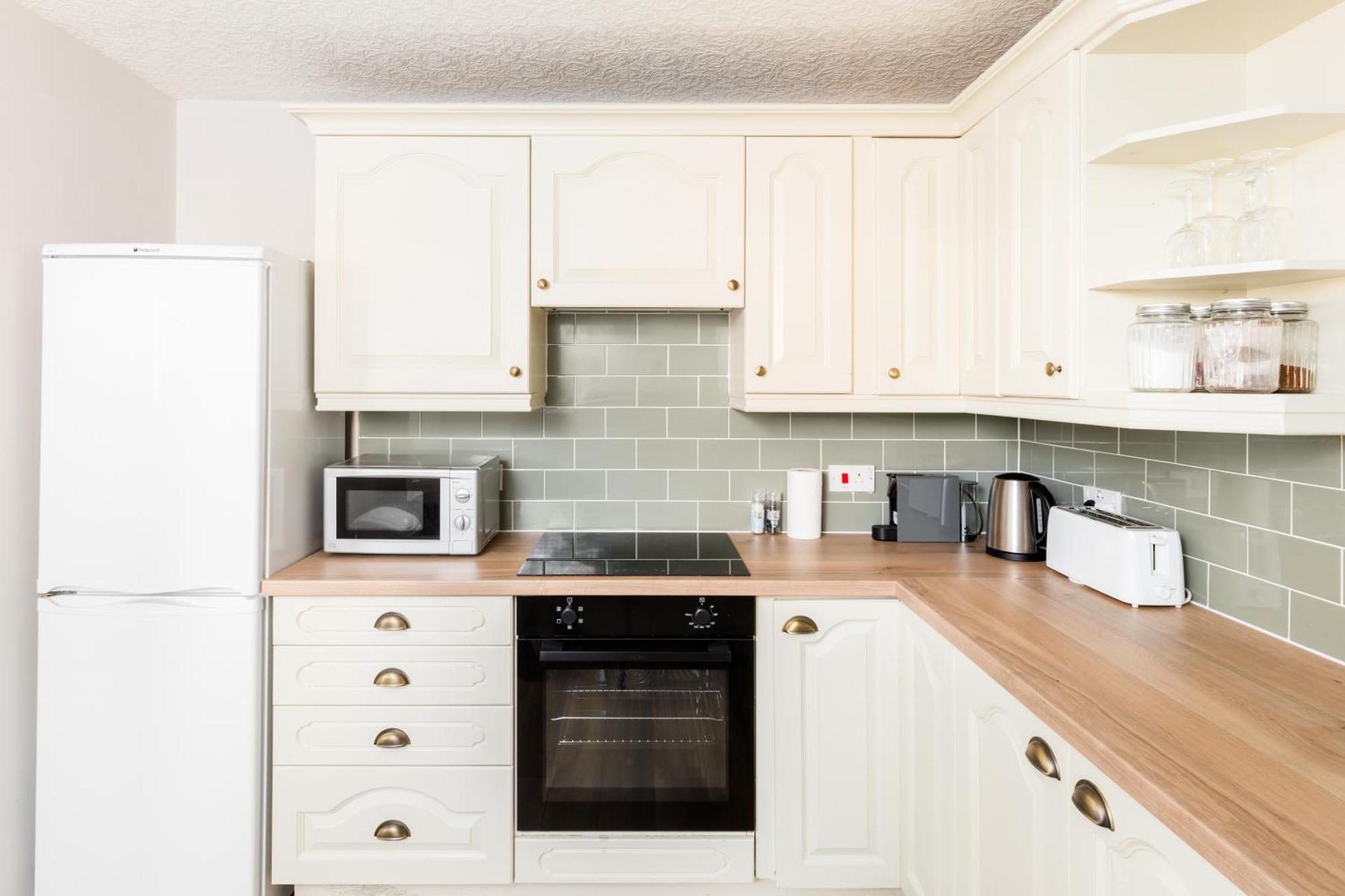 Modern 2-Bedroom Apartments With Free Parking In Лимингтон Экстерьер фото