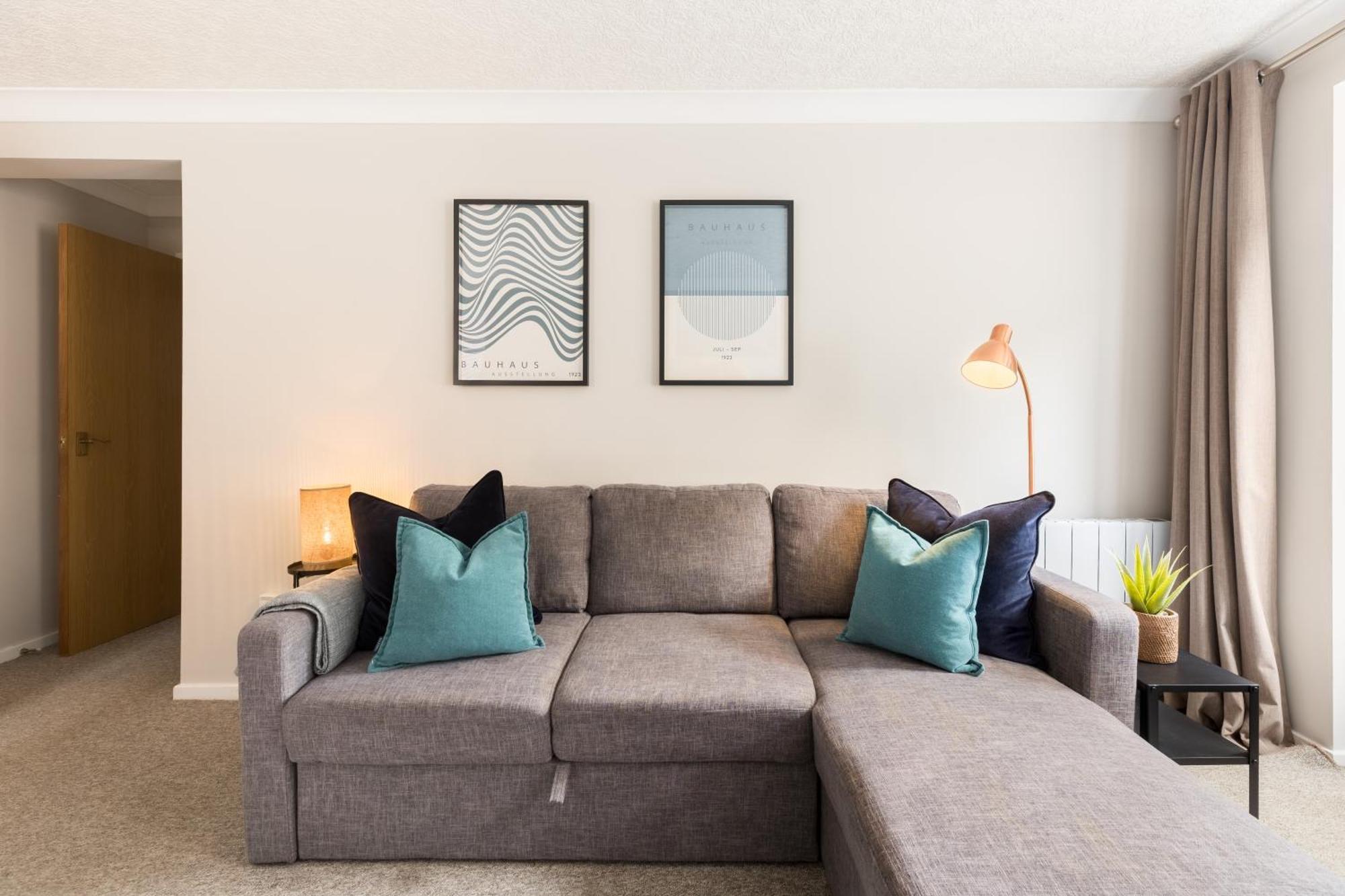 Modern 2-Bedroom Apartments With Free Parking In Лимингтон Экстерьер фото