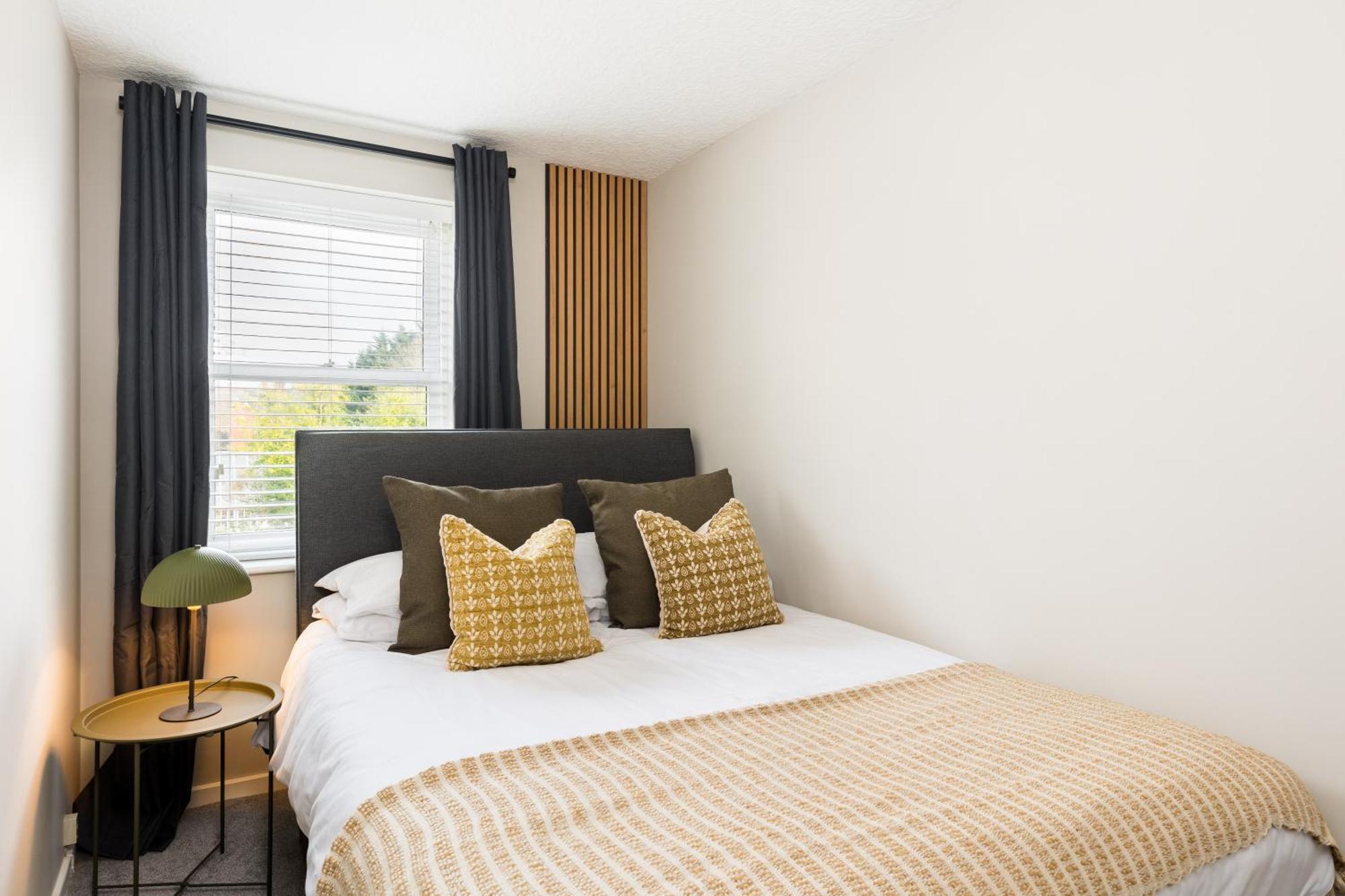 Modern 2-Bedroom Apartments With Free Parking In Лимингтон Экстерьер фото