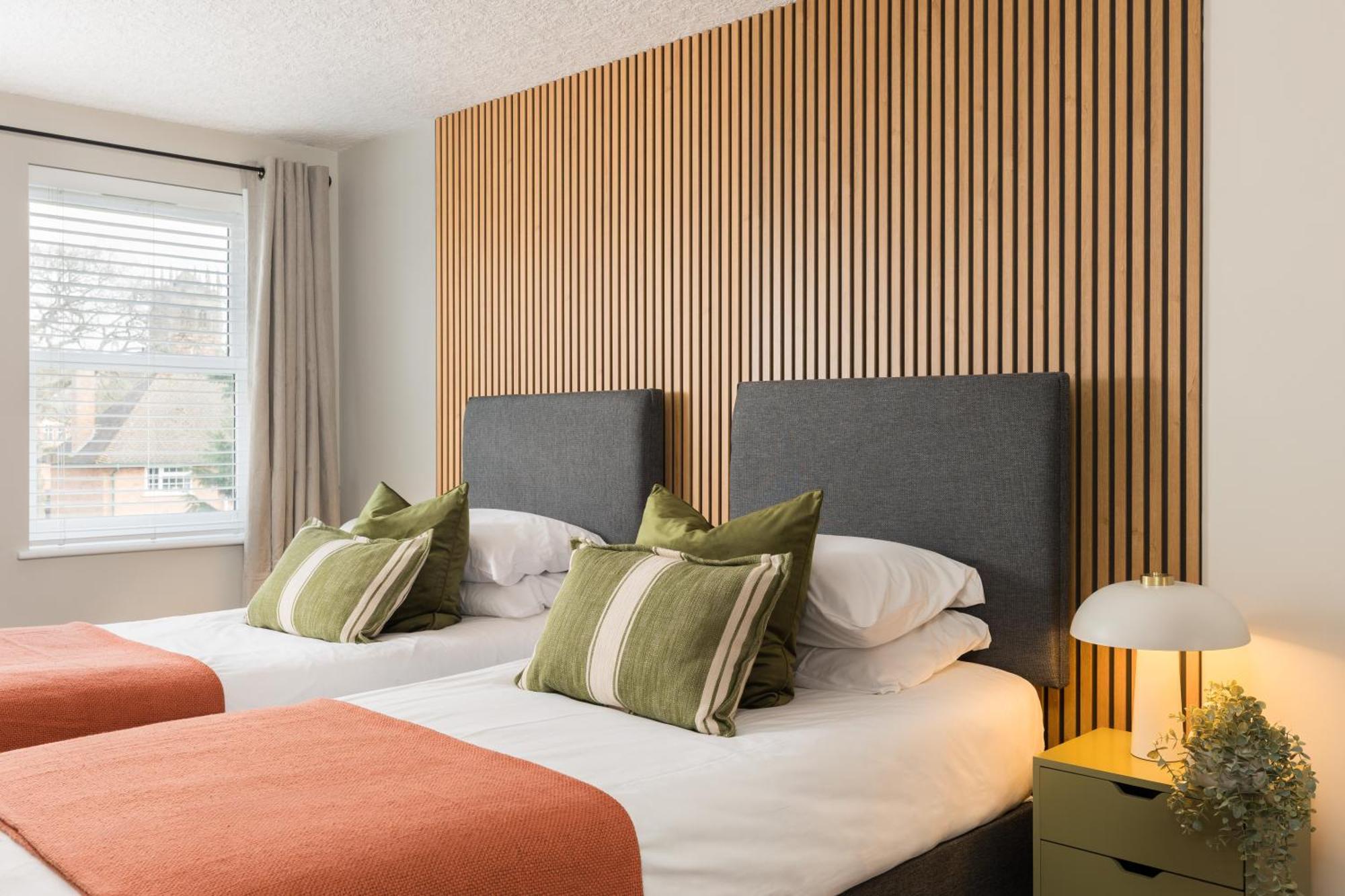 Modern 2-Bedroom Apartments With Free Parking In Лимингтон Экстерьер фото